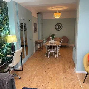 Apartment Right By Leigh Broadway Private Garden Large Ground Fl, Southend-on-Sea